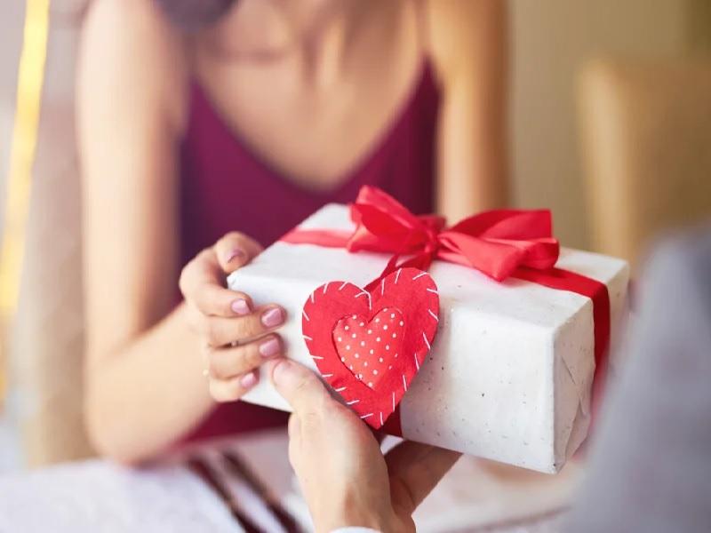 Tặng nước hoa cho bạn trai thể hiện sự thân thiết giữa 2 người