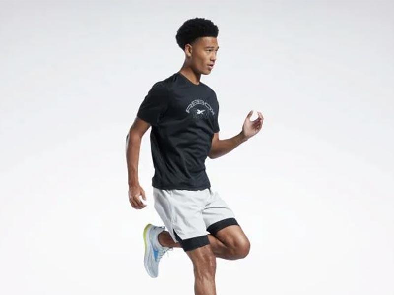 Áo chạy bộ Reebok Run Essentials giúp cân bằng nhiệt độ cơ thể