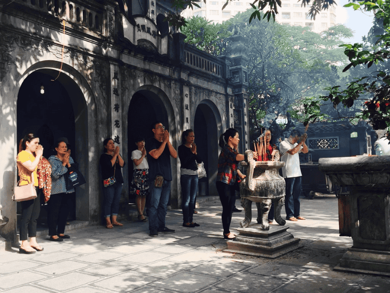 Lưu ý khi đi lễ chùa đầu năm: trang phục 