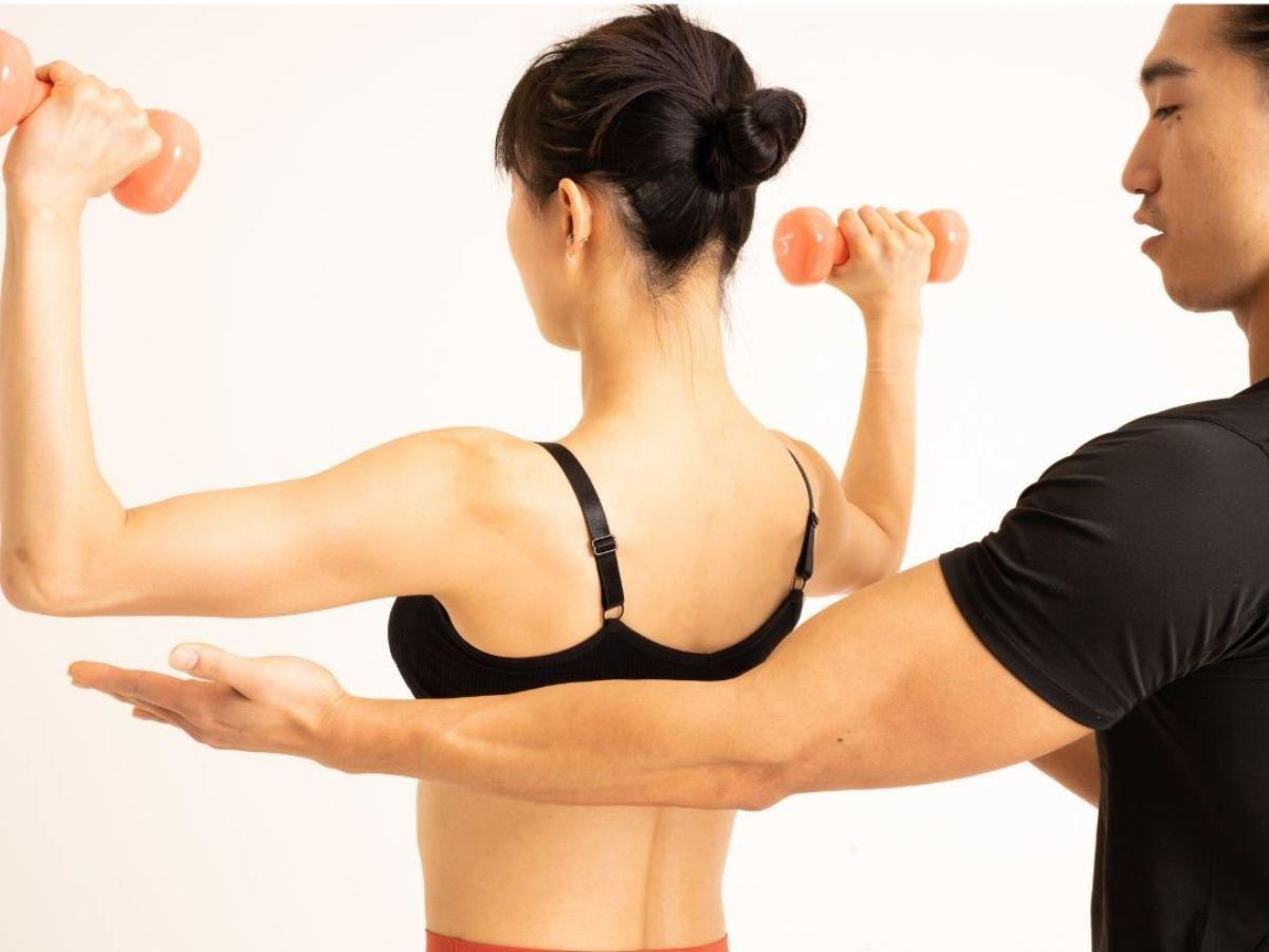 Tập quá nhanh có thể dẫn đến chấn thương và không kiểm soát được chuyển động, trong khi tập quá chậm lại làm giảm cường độ tập luyện