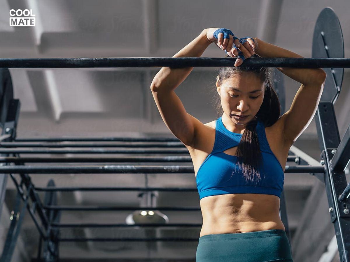 Động tác Twisting Hanging Knee Raise
