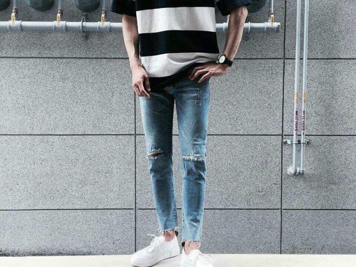 Phối cùng quần jeans rách cá tính