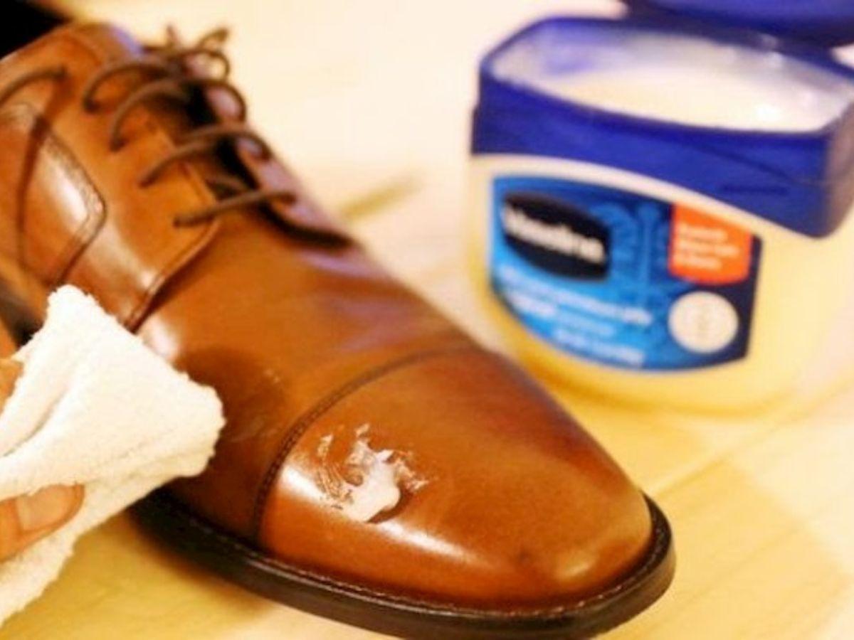 Làm sạch giày bằng Vaseline