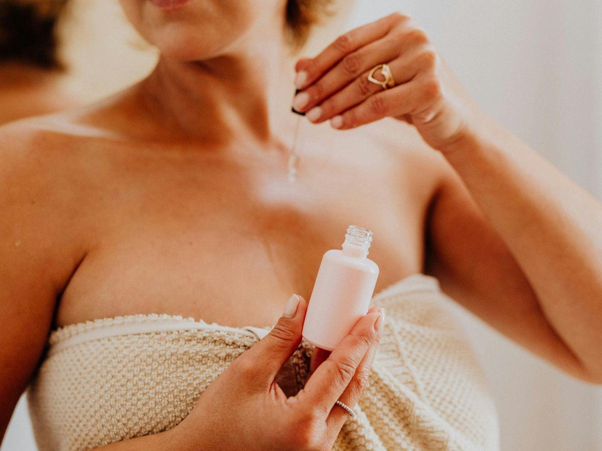 Tẩy da chết body, tắm với sữa tắm dưỡng ẩm