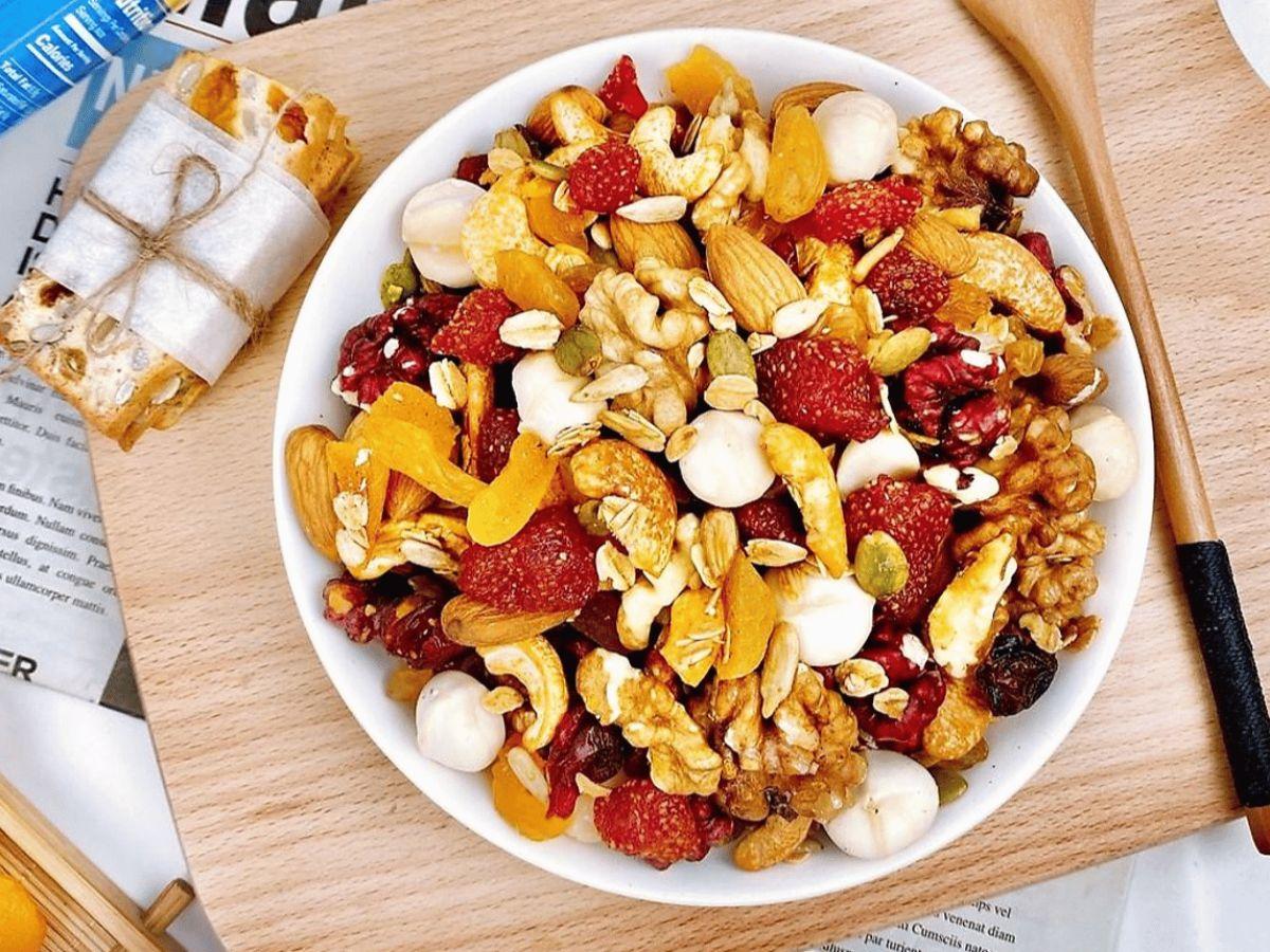 Các lựa chọn thực phẩm phù hợp như trái cây tươi, ngũ cốc nguyên hạt hoặc sữa chua không đường sẽ cung cấp nguồn năng lượng ổn định và bền vững