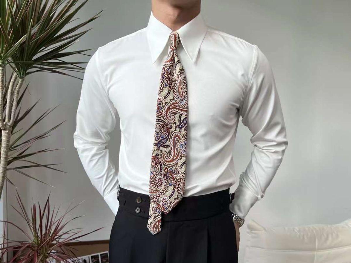  Khoảng cách giữa hai đầu lá cổ hẹp hơn, tạo vẻ sắc sảo