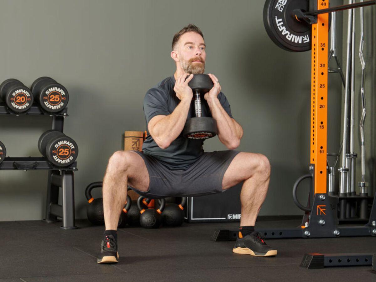 Bài tập mông săn chắc cho nam Sumo Squat