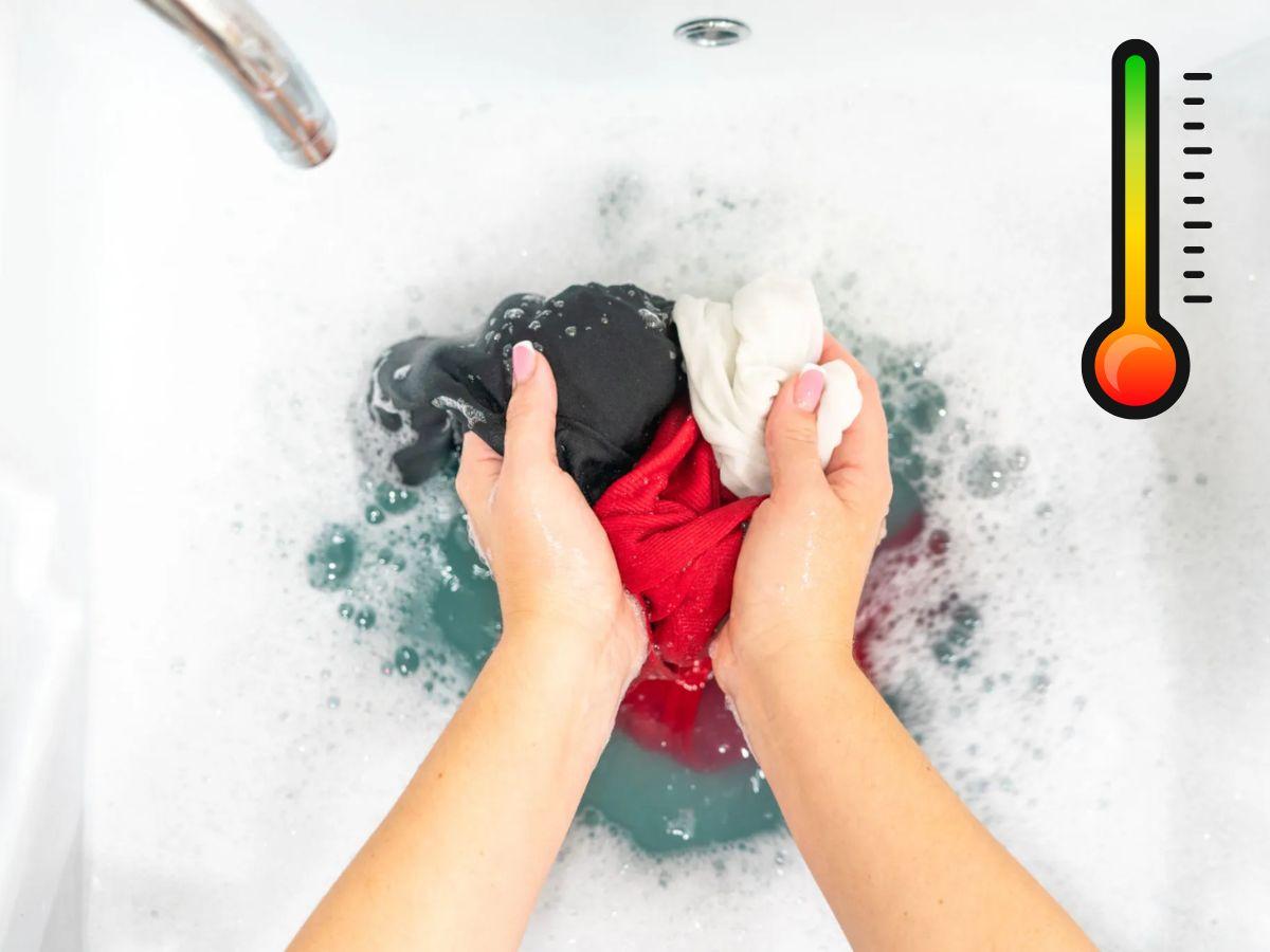 Tránh giặt quần kaki với nước nóng khiến bay màu nhanh chóng