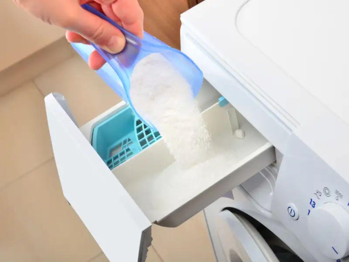 giặt quần kaki với lượng bột giặt vừa đủ