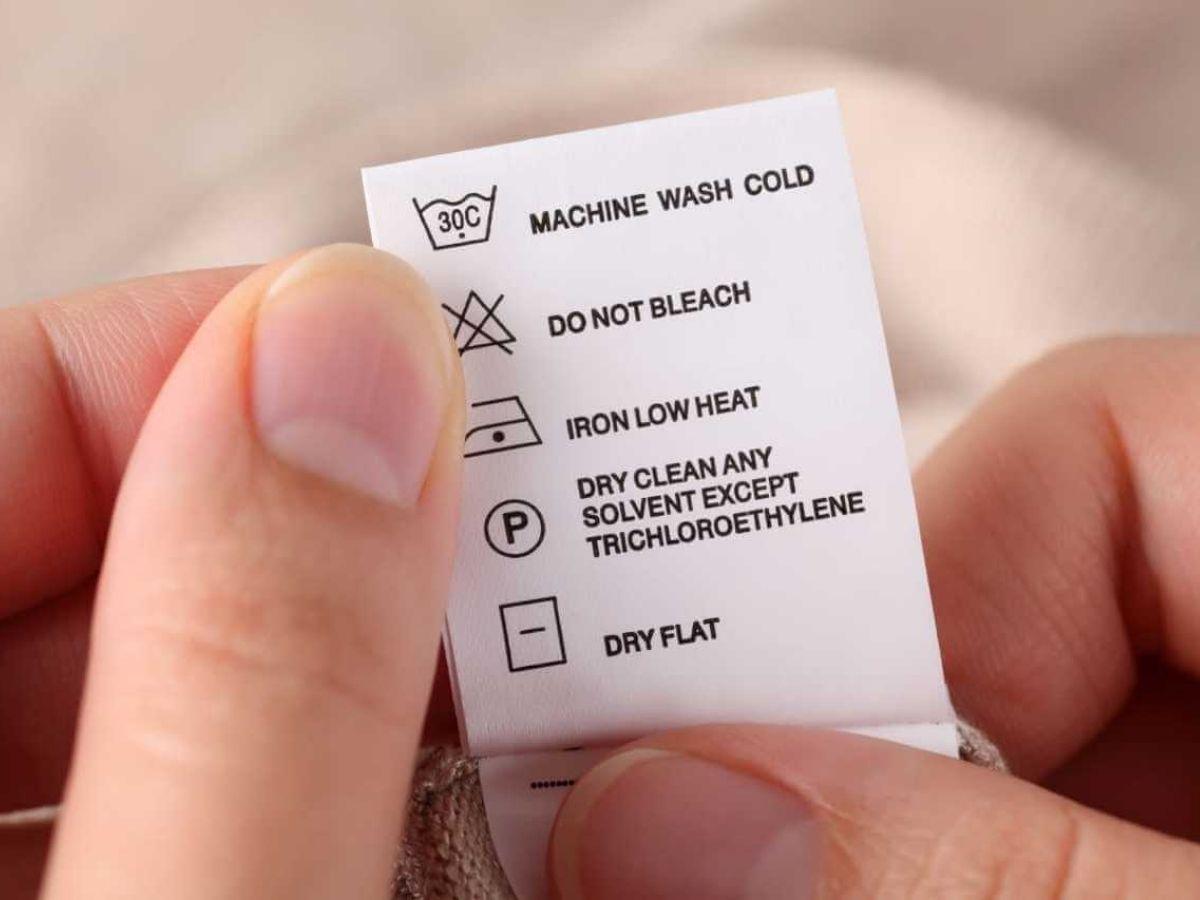 Không kiểm tra nhãn mác sản phẩm trước khi giặt - Sai lầm nhiều người mắc phải