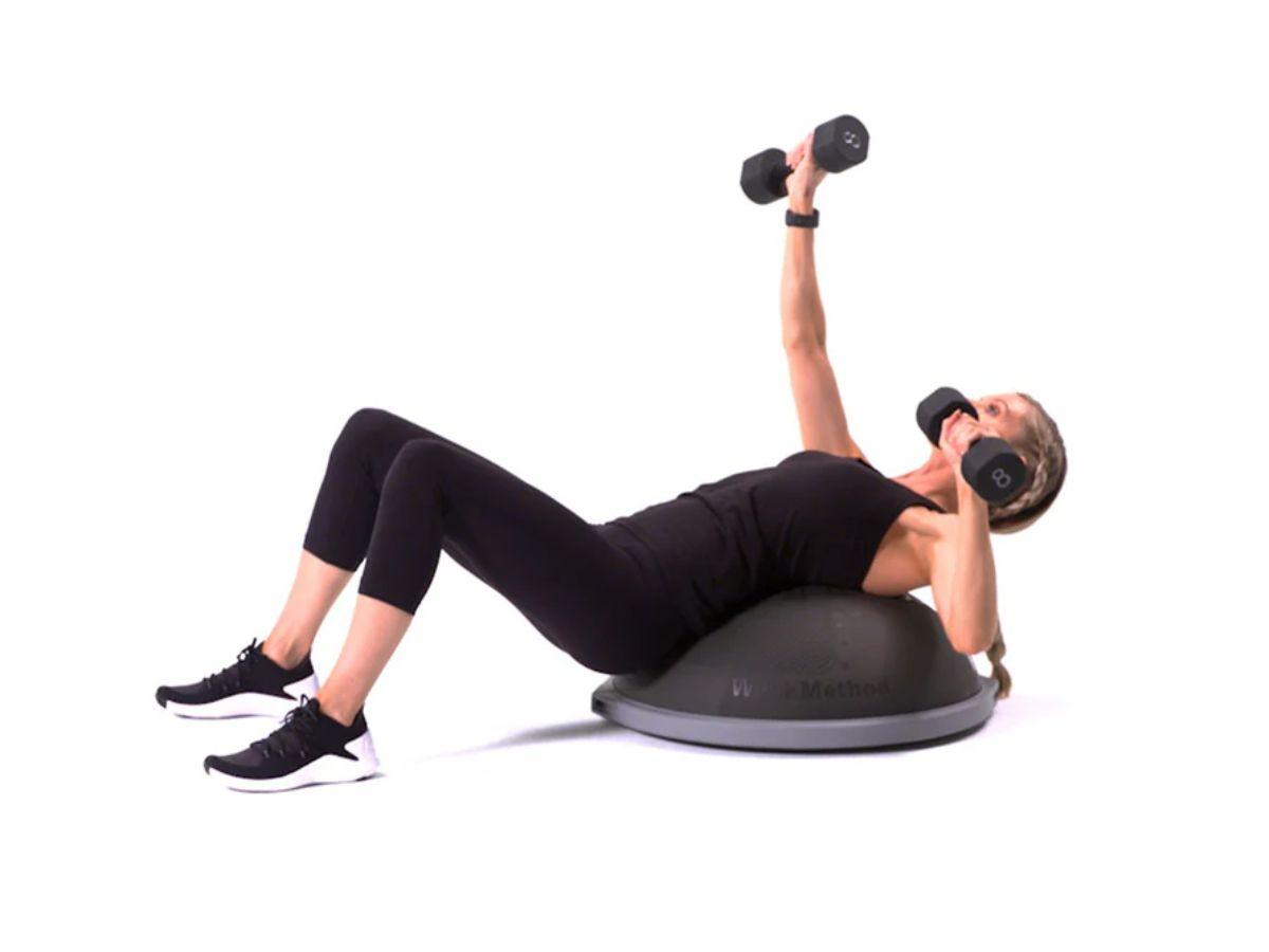 Đẩy ngực một tay trên bóng Bosu