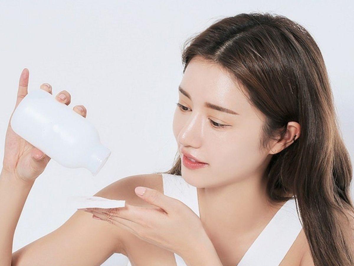 Sử dụng toner để cân bằng độ pH cho da, se khít lỗ chân lông