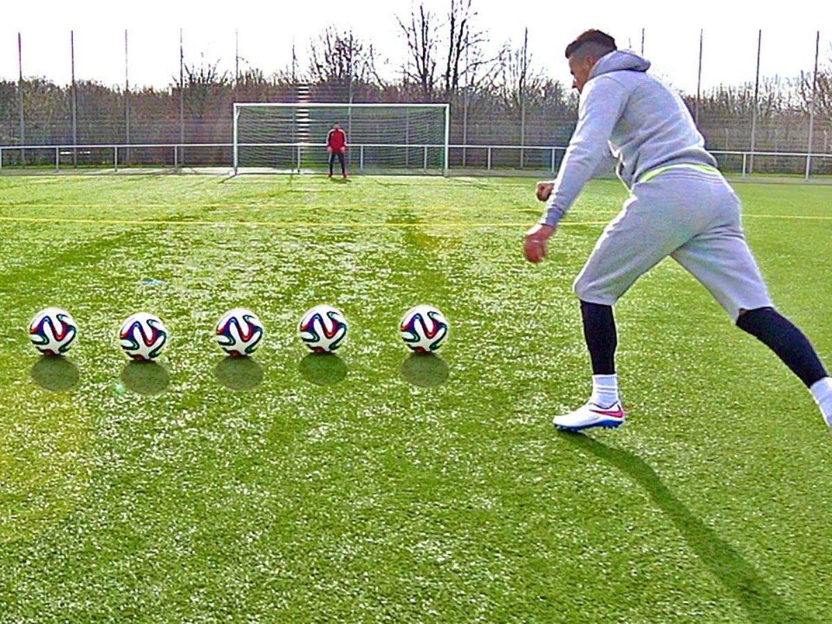 Đầu tư vào trang thiết bị bảo hộ như băng bảo vệ, nón bảo hiểm và giày phù hợp không chỉ giúp bạn an toàn mà còn nâng cao hiệu suất thi đấu