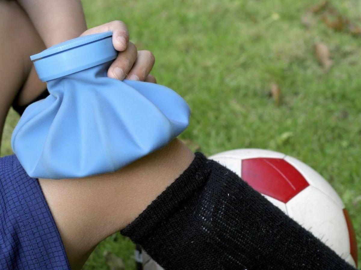 Chườm đá vào vùng bị thương là một phương pháp hiệu quả để giảm sưng và đau