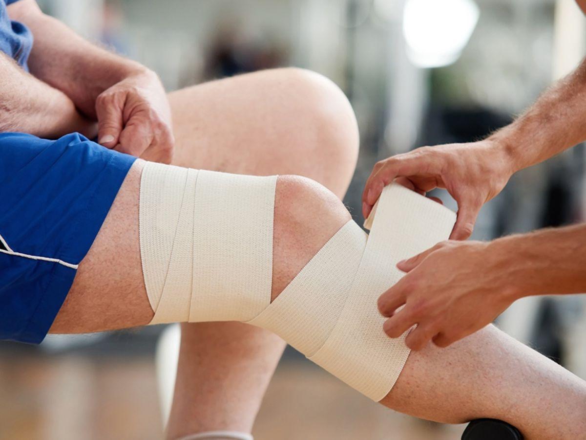 Dùng băng thun hoặc băng y tế để quấn nhẹ quanh vùng bị thương nhằm hạn chế sưng tấy