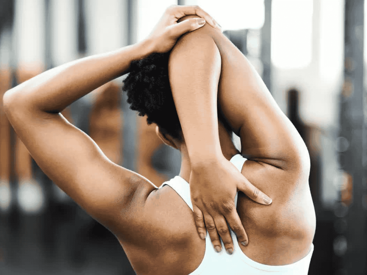 Không khởi động dễ khiến chấn thương vai khi tập gym