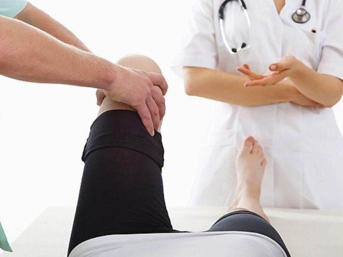 Nên thực hiện phục hồi và phòng người chấn thương khớp gối theo hướng dẫn của bác sĩ