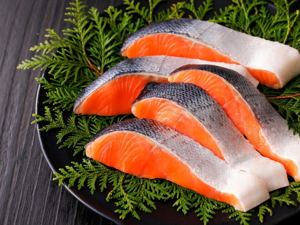 Cá hồi là thực phẩm giàu protein giúp đốt cháy mỡ thừa hiệu quả