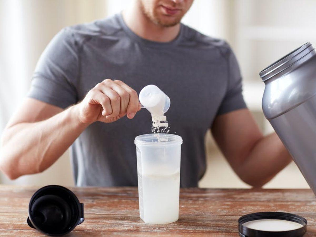 Whey protein pha cùng nước