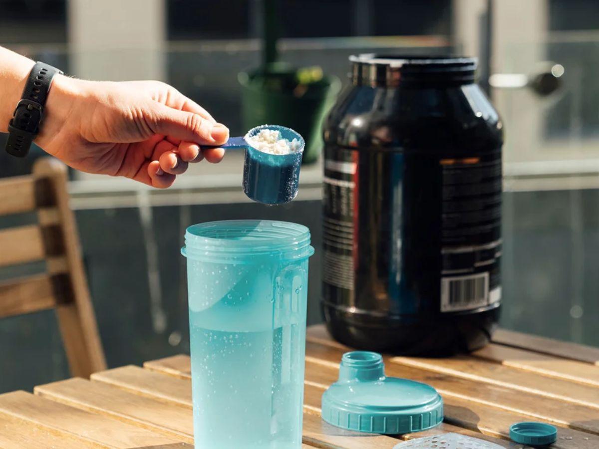 Dùng 300ml nước cho 1 muỗng whey protein