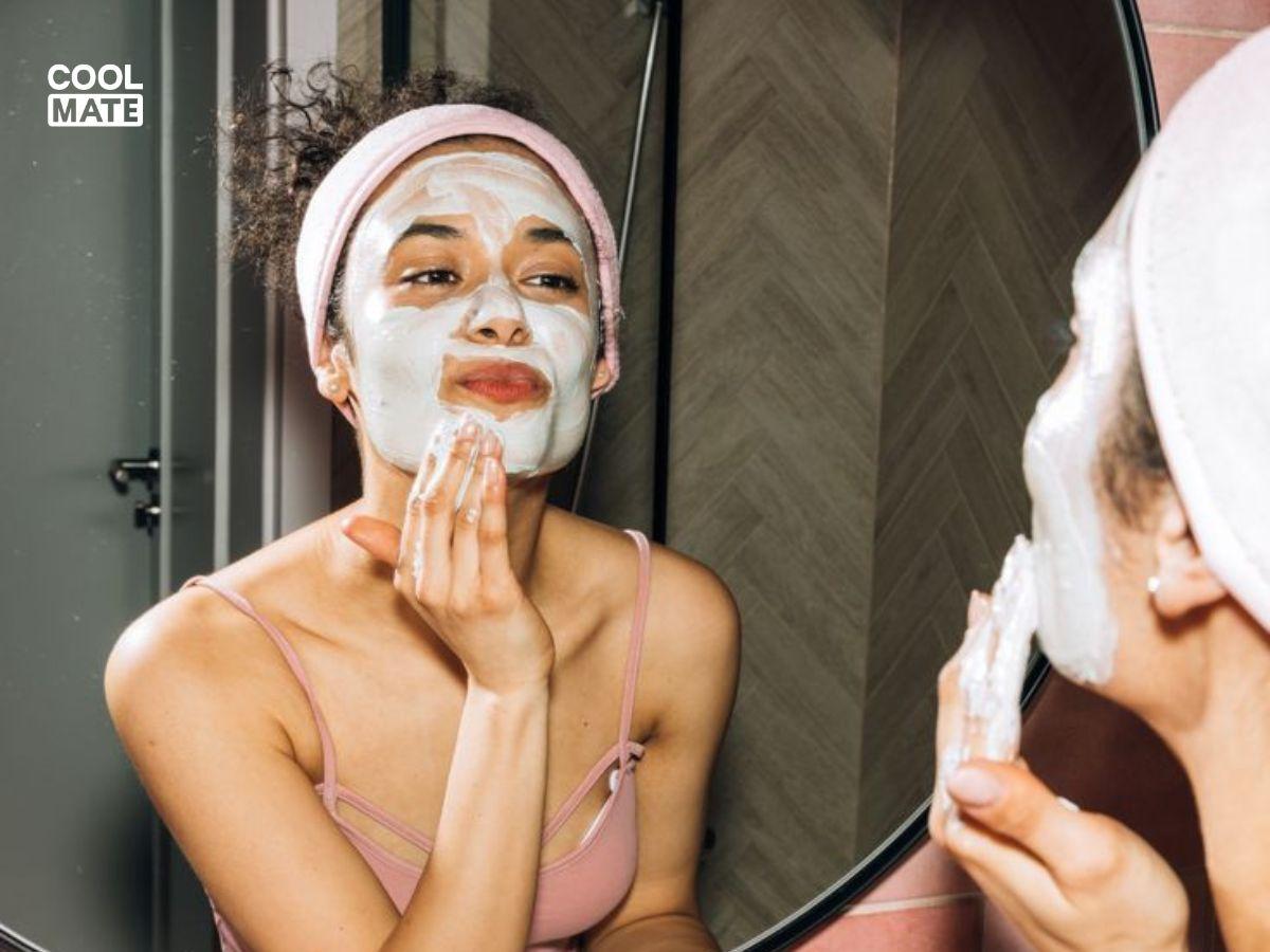 Đắp mặt nạ dưỡng da với dầu dừa và các nguyên liệu thiên nhiên
