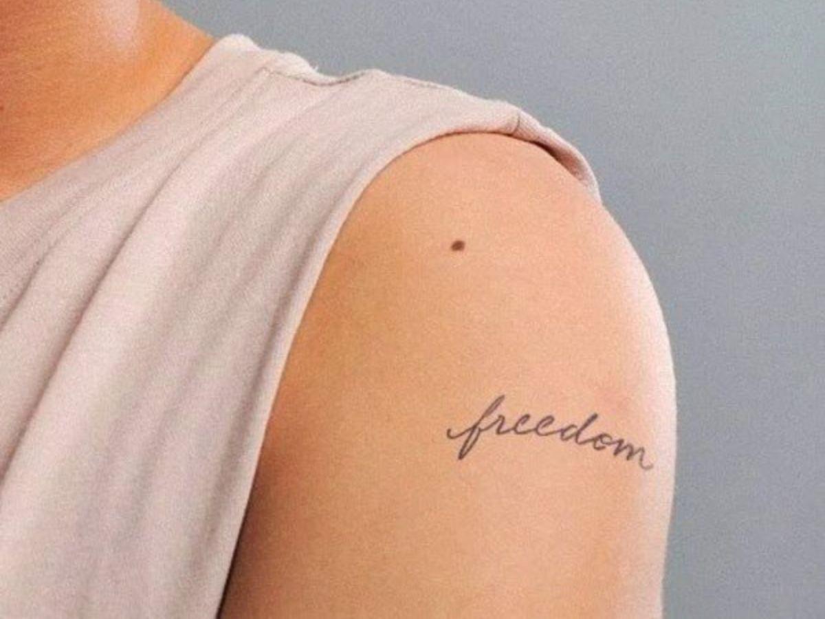 Freedom - Tự do và phóng khoáng với vài nét chữ mềm mại trên bắp tay