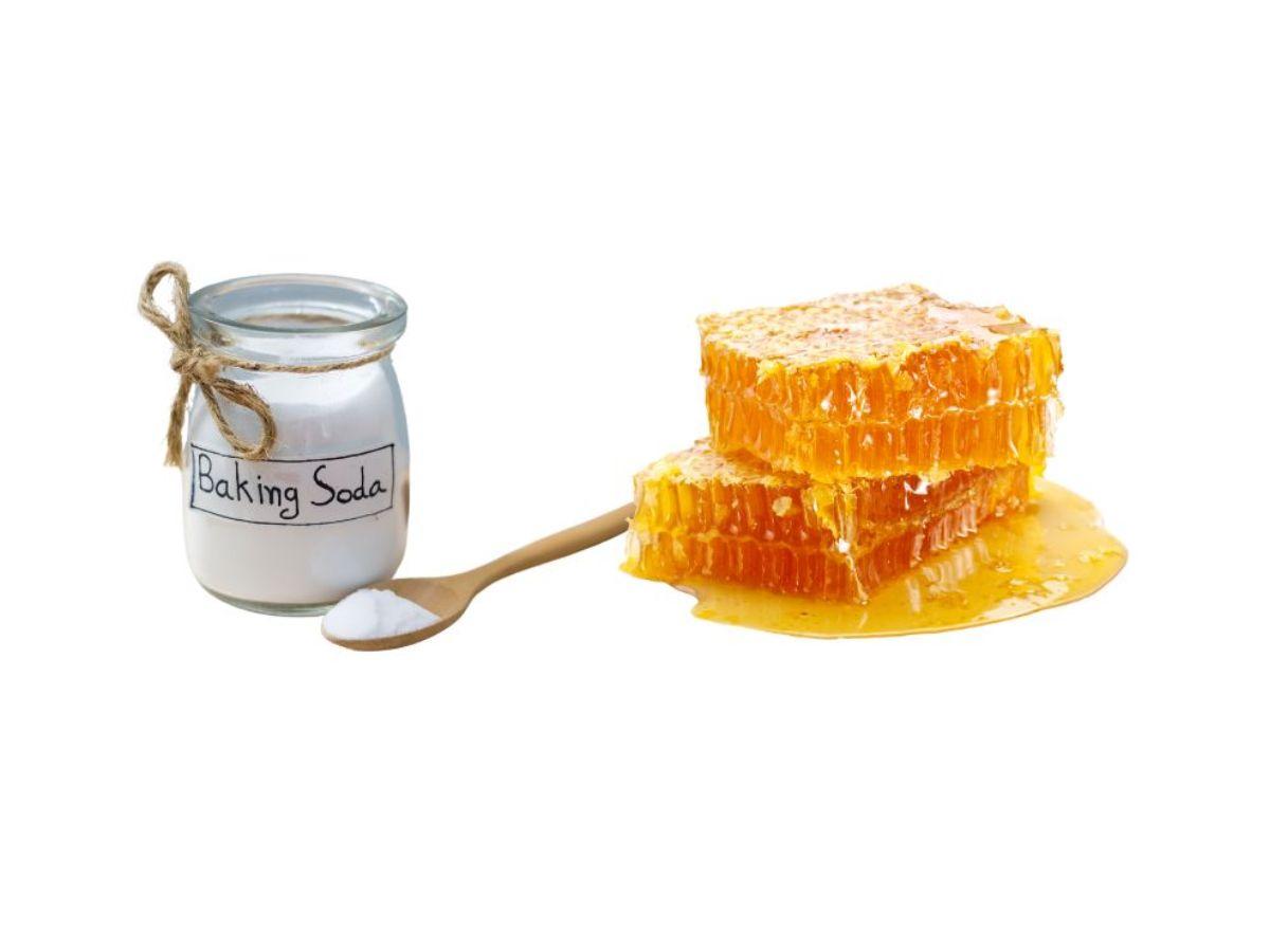 Tẩy tế bào chết với hỗn hợp baking soda và mật ong