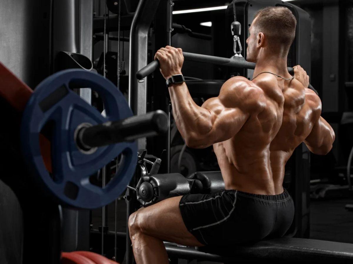Dùng 2 tay giơ lên cao và nắm lấy thanh kéo xô, giữ cho khoảng cách giữa 2 tay rộng hơn vai và hướng lòng bàn tay về phía trước