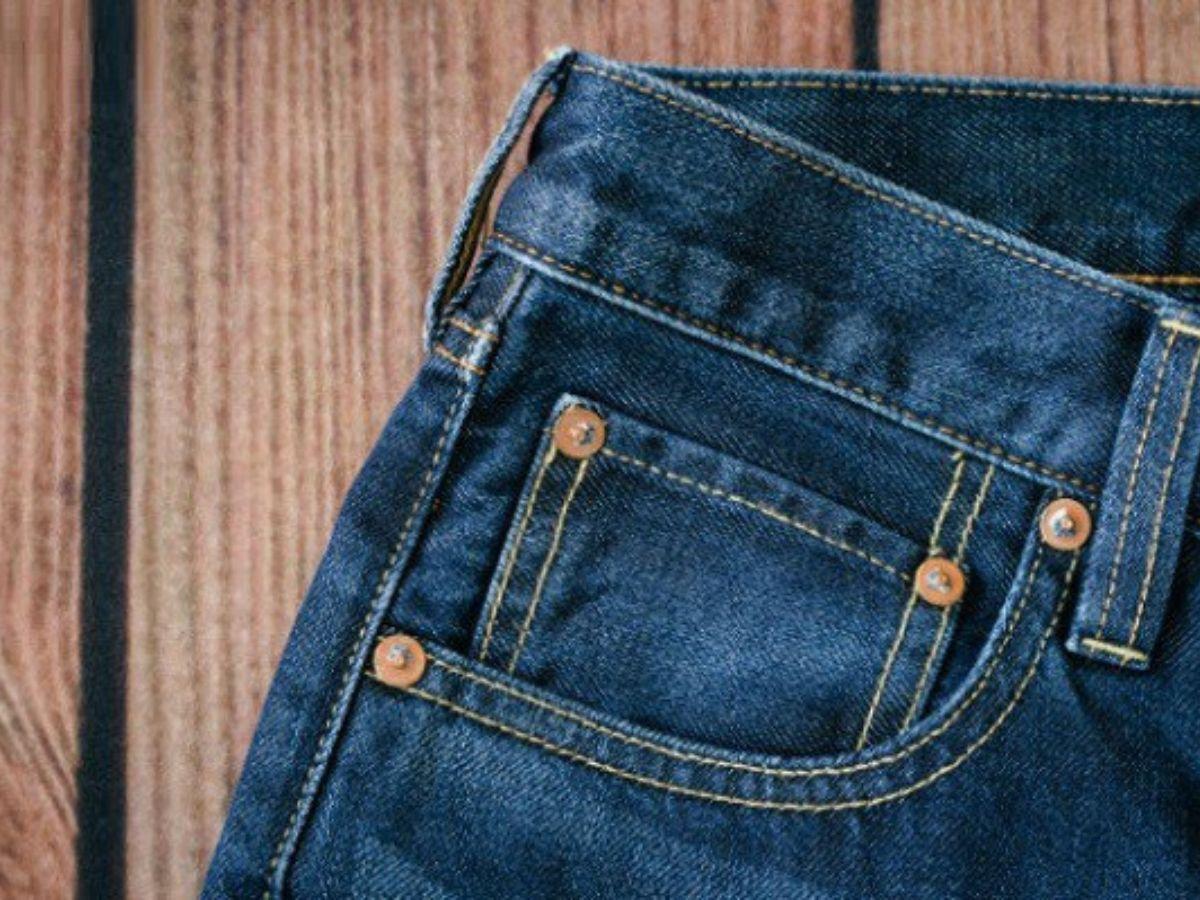 Những chiếc đinh tán nhỏ bằng kim loại được gắn ở các vị trí trên quần jean