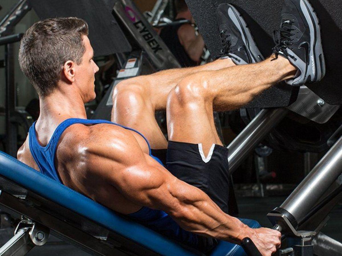 Đẩy chân máy (Leg Press): 4 hiệp, 12-15 lần/hiệp vào thứ 3