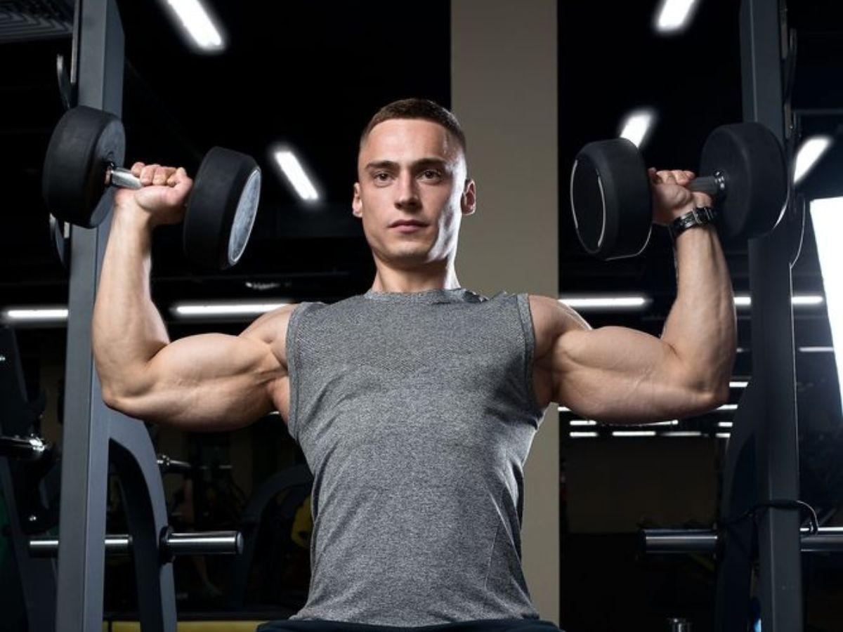 Đẩy ngực trên với tạ đơn (Incline Dumbbell Press) giúp cơ ngực phát triển đều đặn.