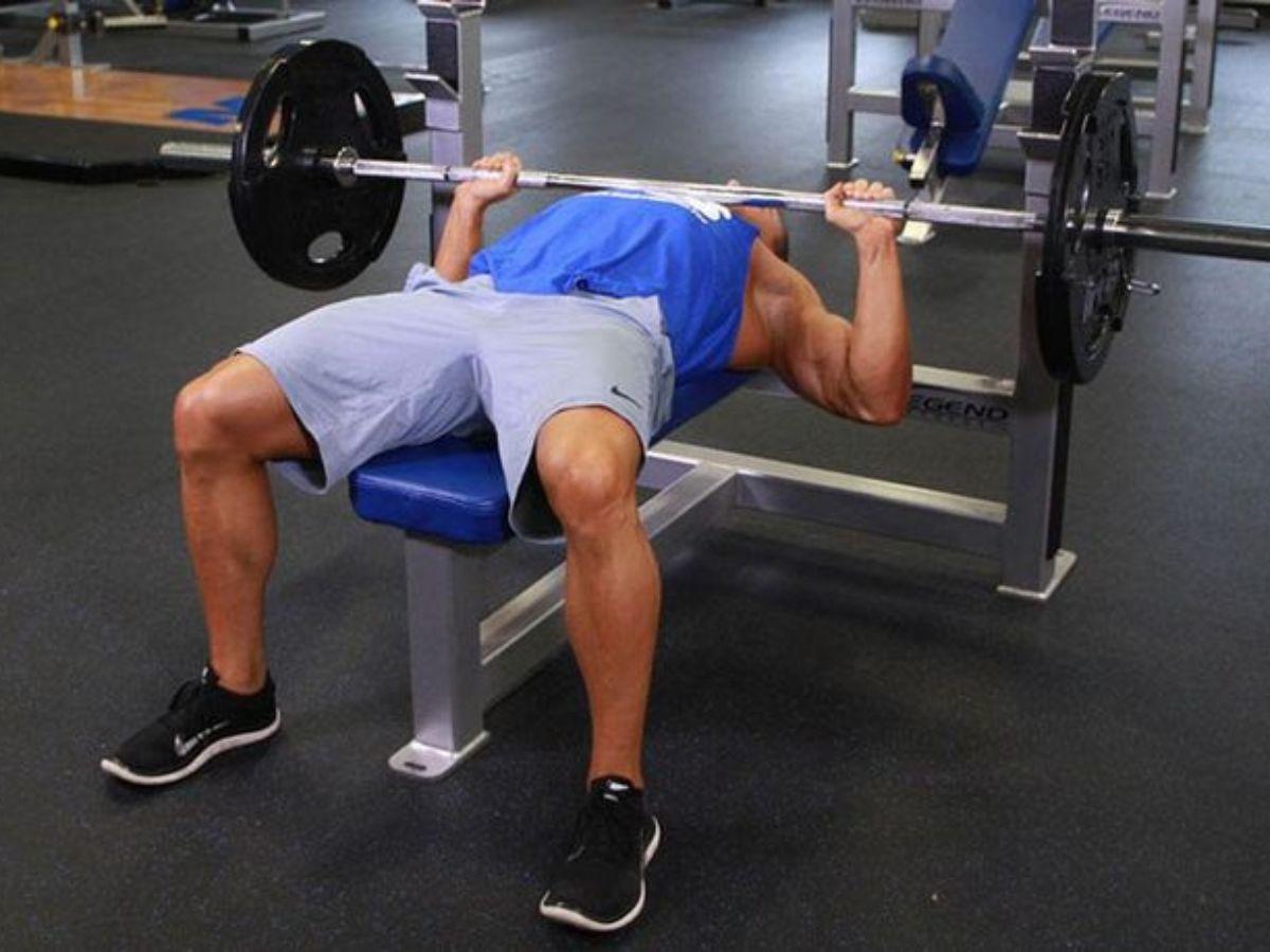 Gập người kéo tạ đòn (Bent Over Barbell Row) giúp cải thiện tư thế và sức mạnh lưng.