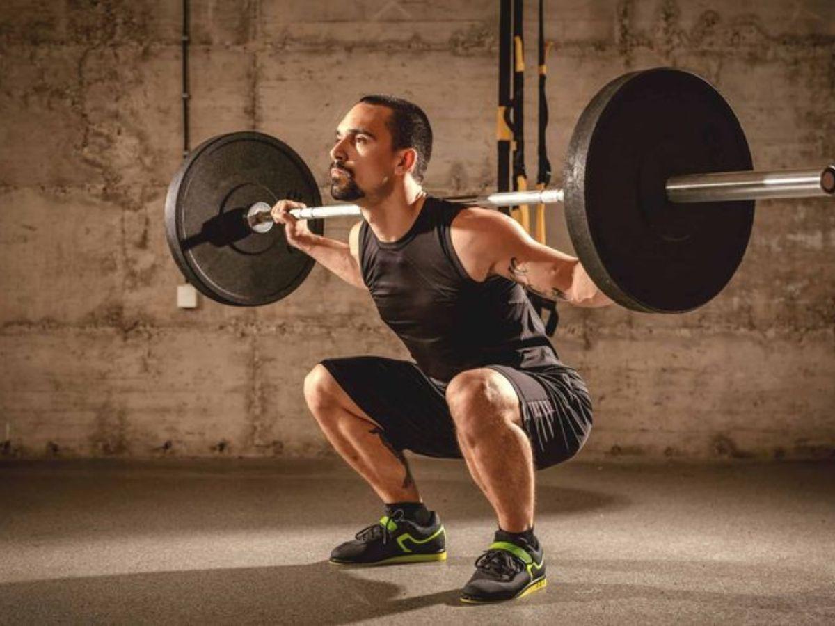 Squat với tạ đòn (Barbell Squat) giúp tăng cường sức mạnh và kích thước cơ chân.