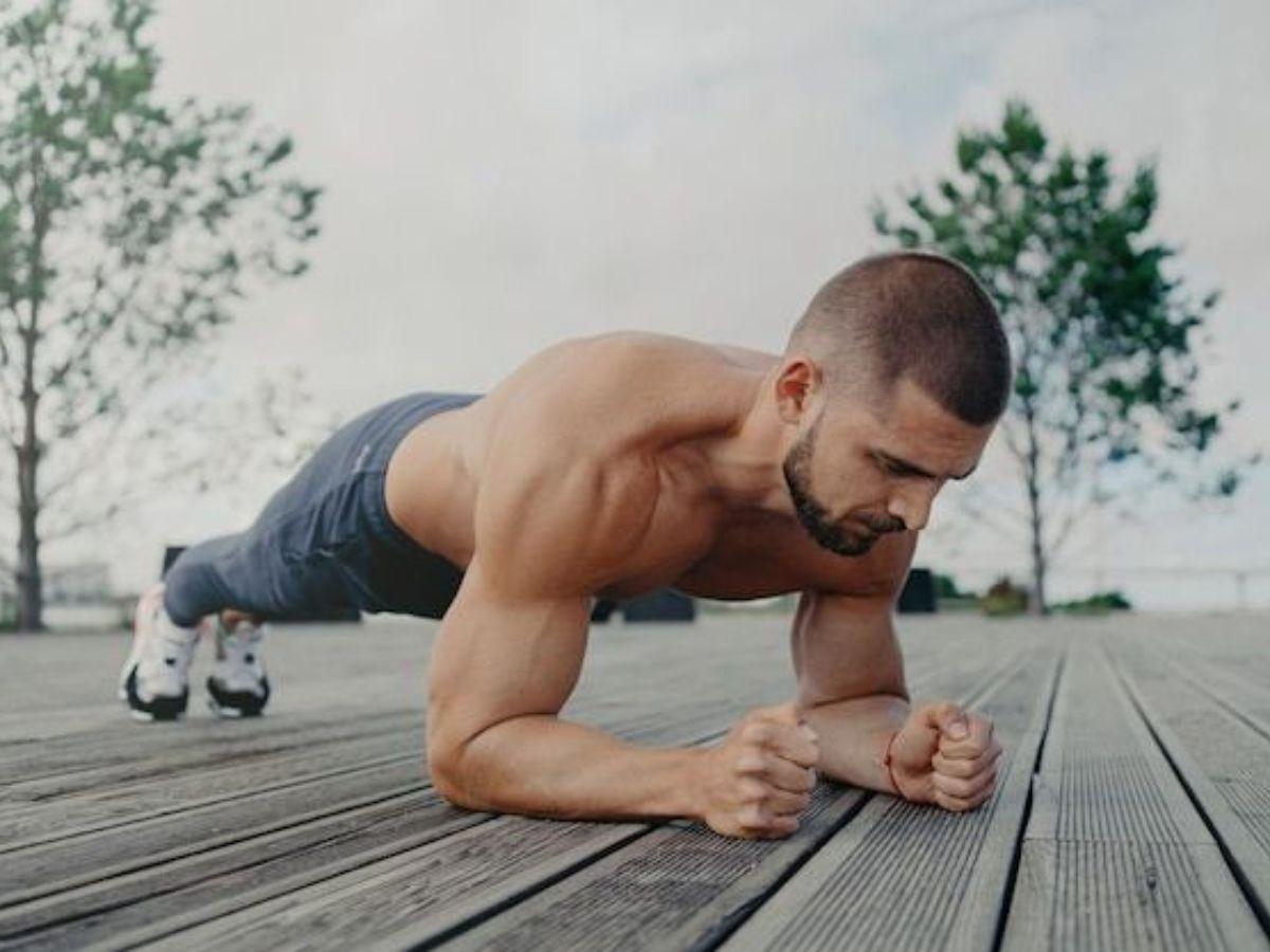 Plank giúp tăng sức mạnh cốt lõi và ổn định cơ thể