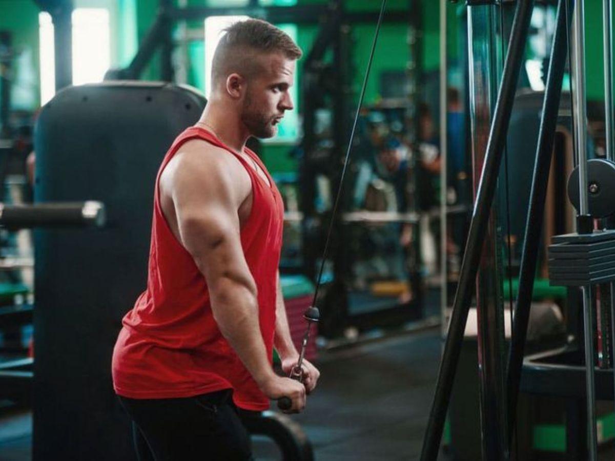 Kéo cáp tay sau (Triceps Pushdown) giúp cánh tay săn chắc và mạnh mẽ