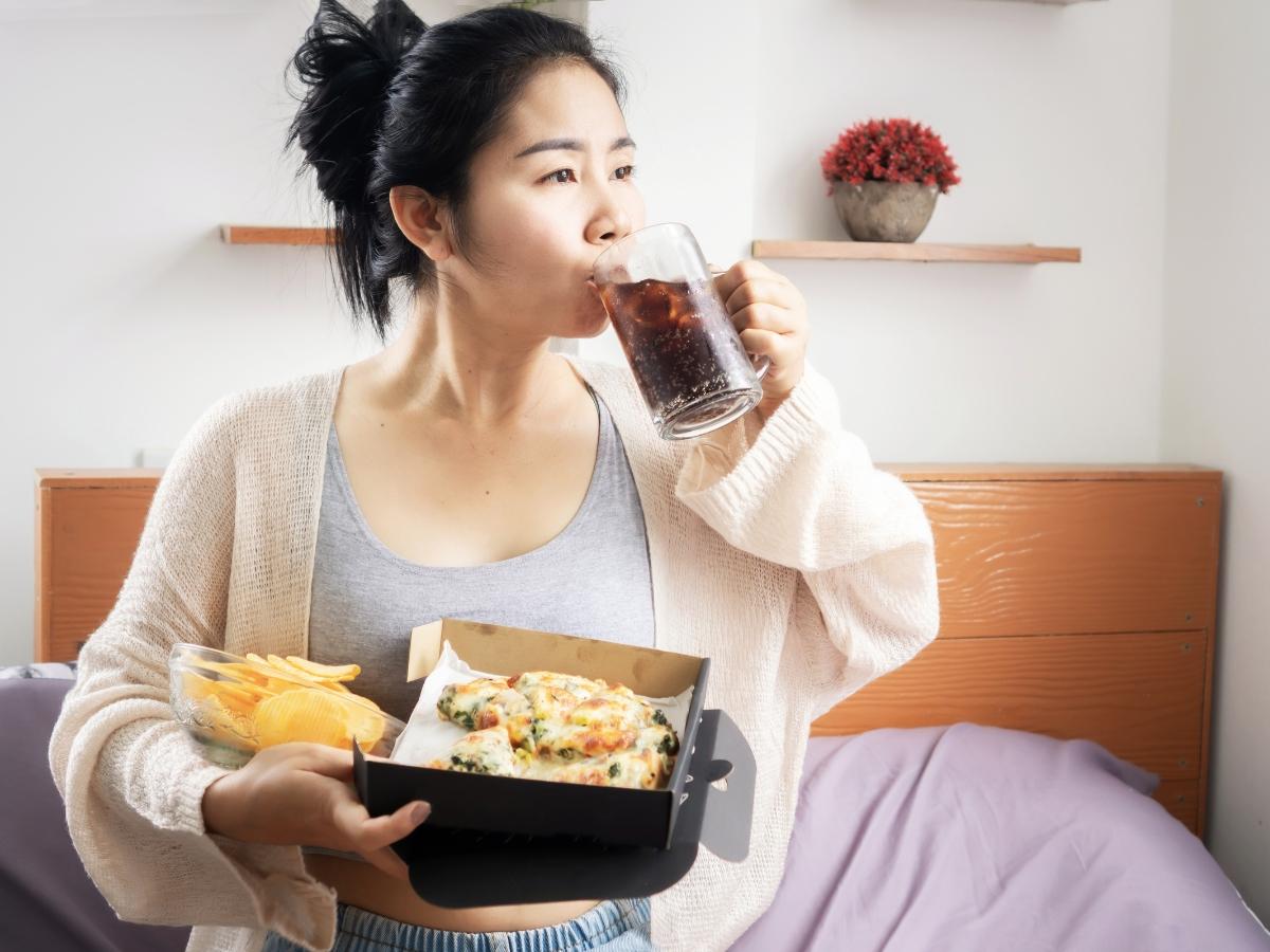 Ăn uống không lành mạnh ảnh hưởng đến da