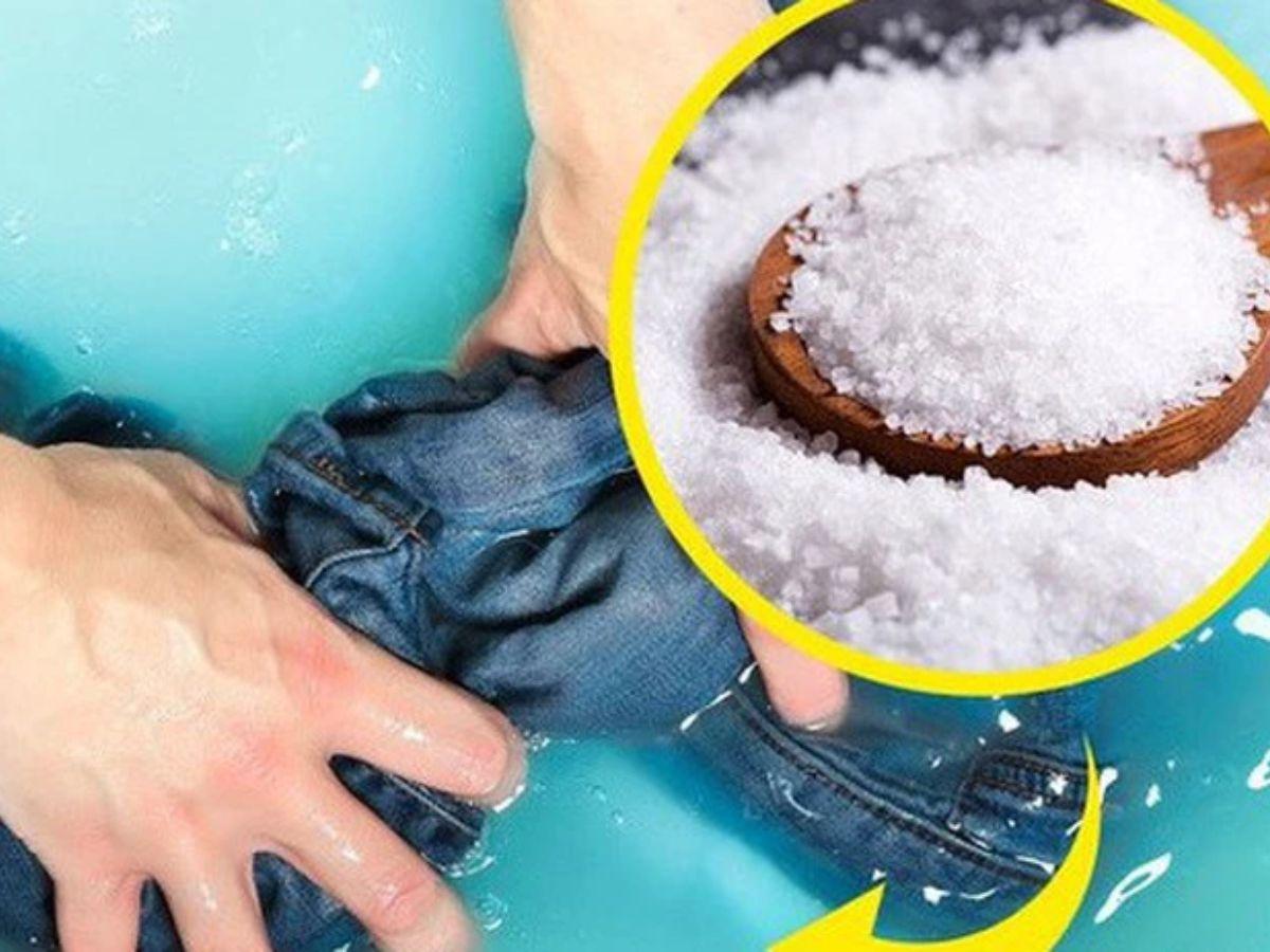 Ngâm quần jeans với hỗn hợp nước và giấm ăn, muối