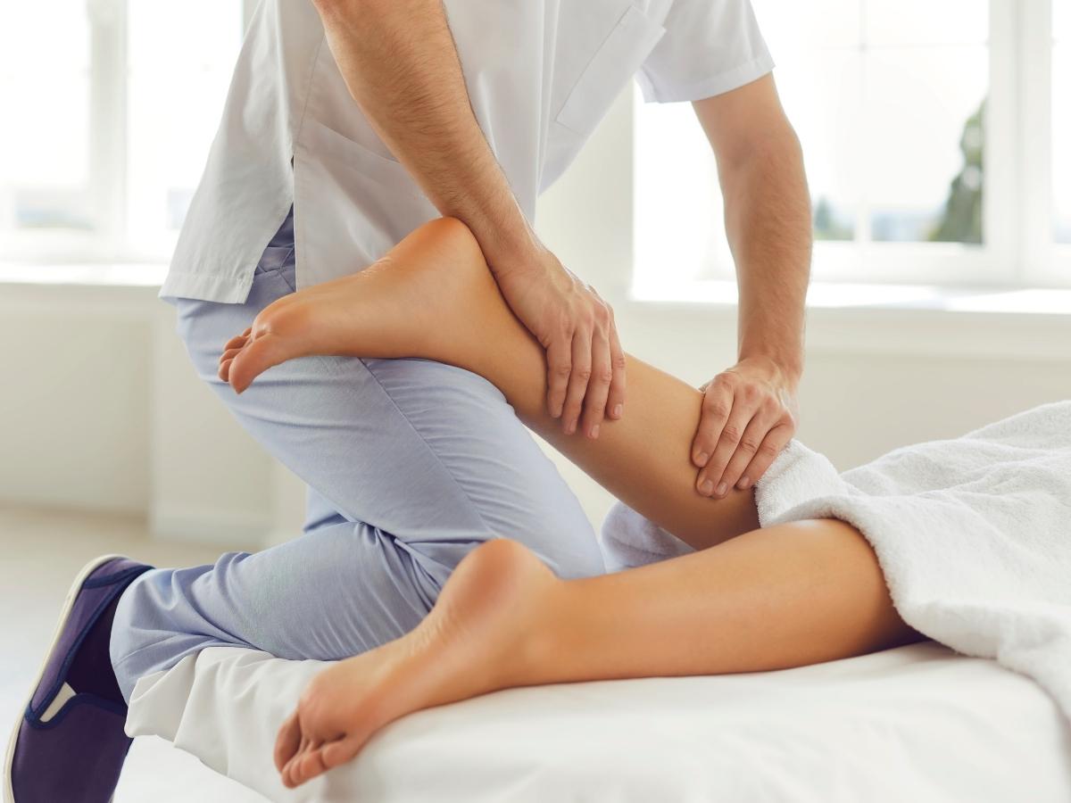 Massage vùng cơ bị căng để tăng tuần hoàn máu, giảm đau cơ