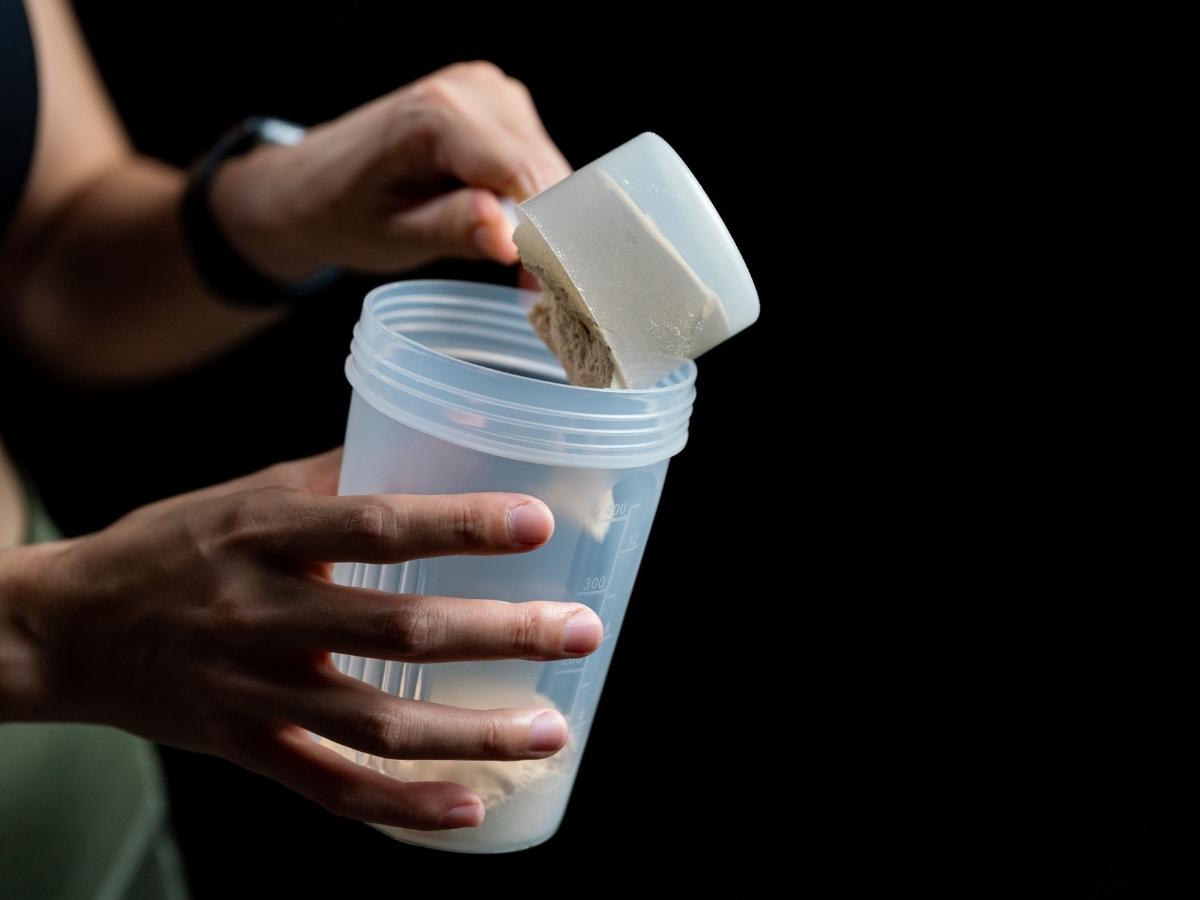 Nên sử dụng khoảng 20-30g whey để cung cấp đủ protein cho cơ bắp mà không gây lãng phí