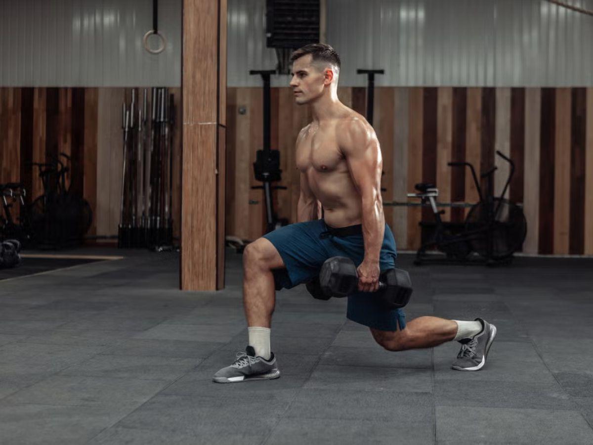 Không phải là dụng cụ bắt buộc trong Calisthenics nhưng tạ tay có thể dùng để tập bổ trợ