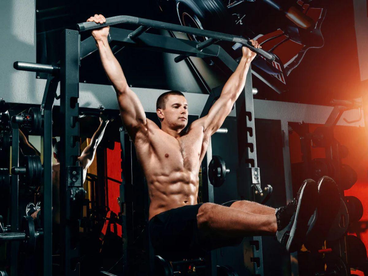 Hanging Leg Raise với tạ đơn giúp kích thích vùng cơ bụng dưới