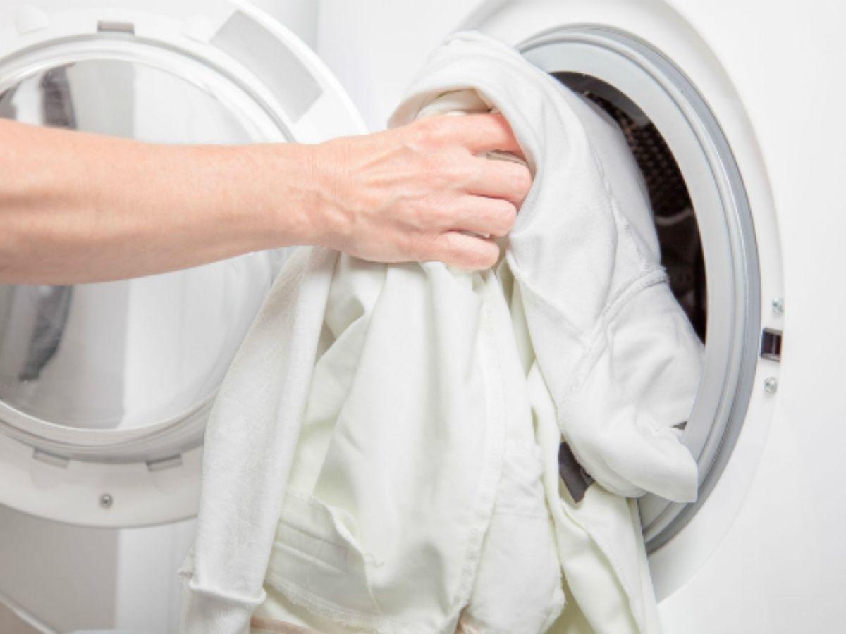 Lưu ý giặt và bảo quản quần jean trắng đúng cách để quần luôn như mới không bị bám bẩn 
