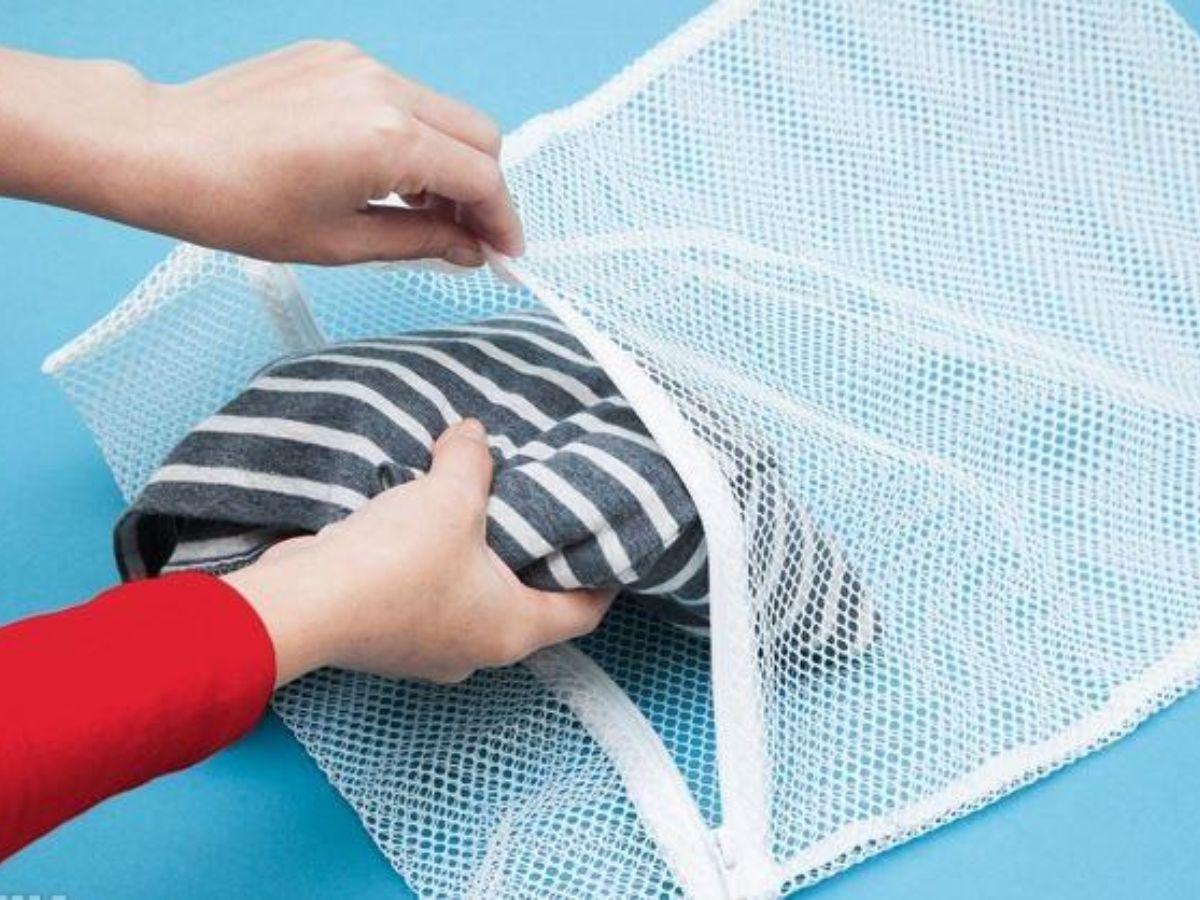 Trước khi giặt quần jean có thể sử dụng túi giặt để hạn chế tiếp xúc trực tiếp với xà phòng