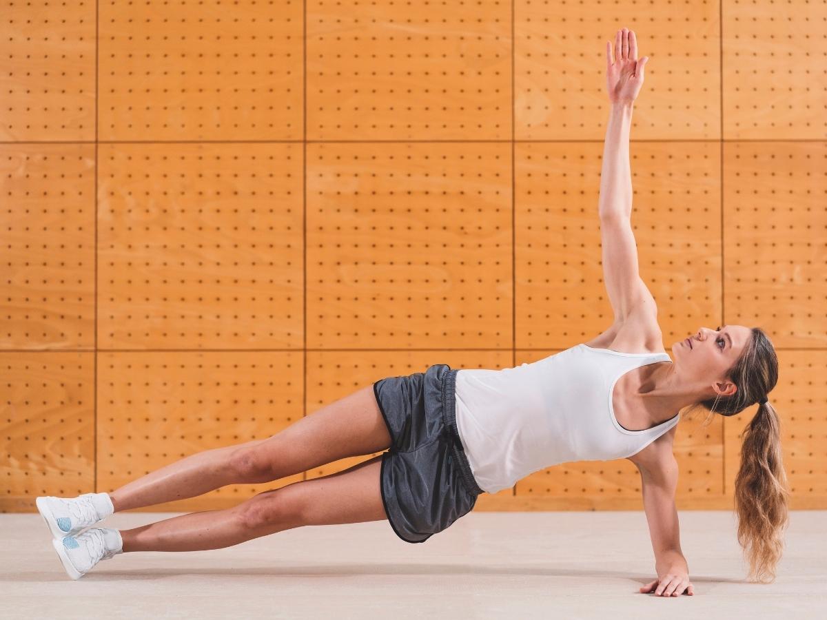 Side Plank giúp làm săn chắc cơ liên sườn, cải thiện sự cân bằng và tăng cường sức mạnh cơ bụng