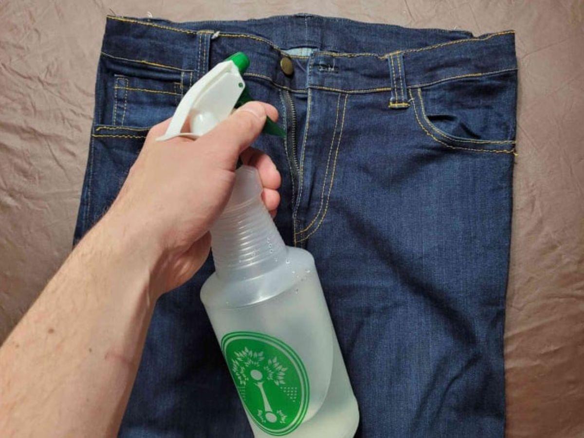 Chọn đúng loại nước giặt cũng là yếu tố quan trọng giúp bảo vệ màu sắc quần jean