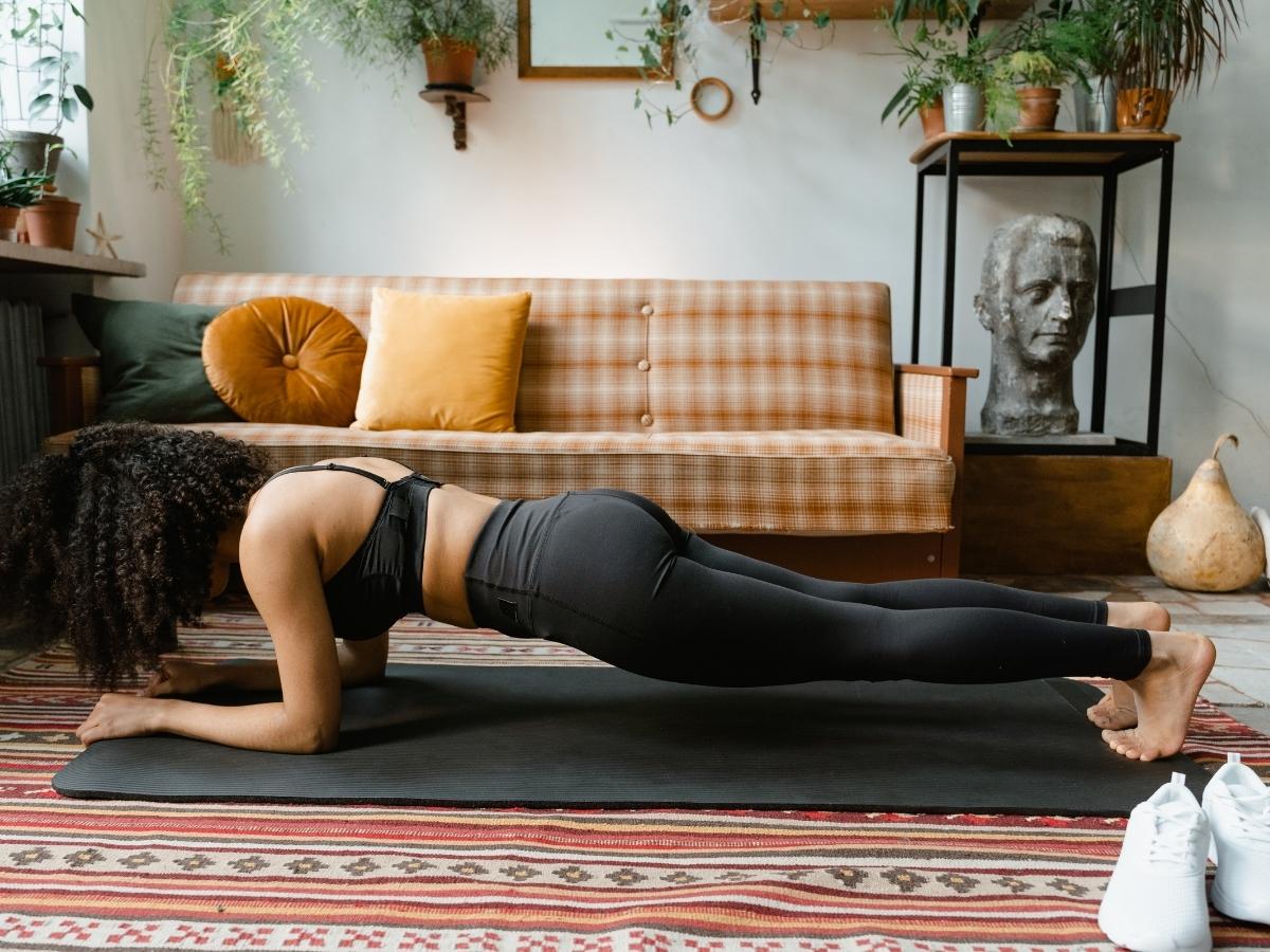 Plank giúp tăng cường toàn bộ cơ bụng, cơ lõi, giúp cải thiện tư thế và sức bền