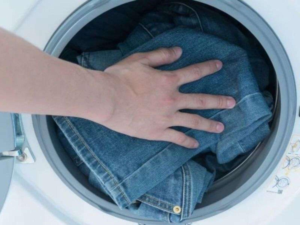 Hạn chế giặt quần jean liên tục để tránh phai màu và mất form