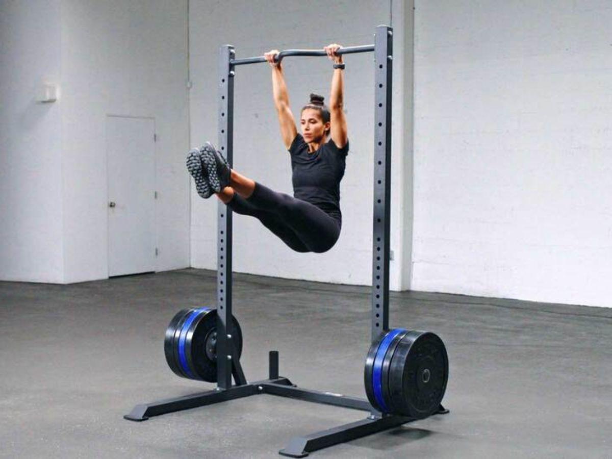 Bài tập Hanging Knee Twist là bài tập tuyệt vời giúp siết cơ bụng