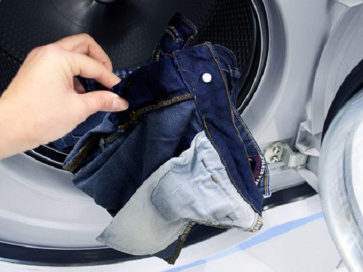 Cho trang phục cùng màu vào giặt chung với quần jeans đen