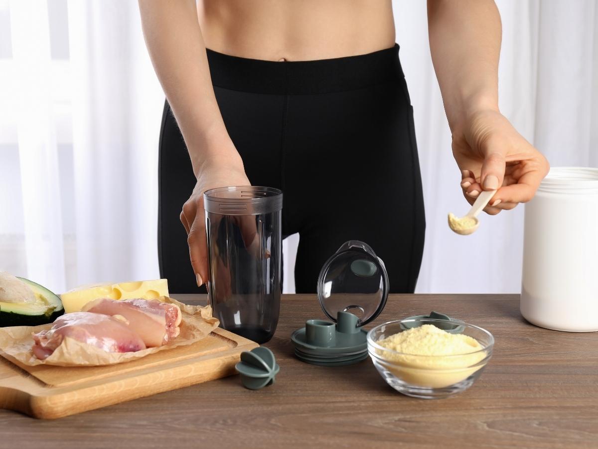 Uống whey protein khoảng 30-60 phút trước khi tập giúp cơ thể có đủ axit amin để hạn chế phân hủy cơ bắp